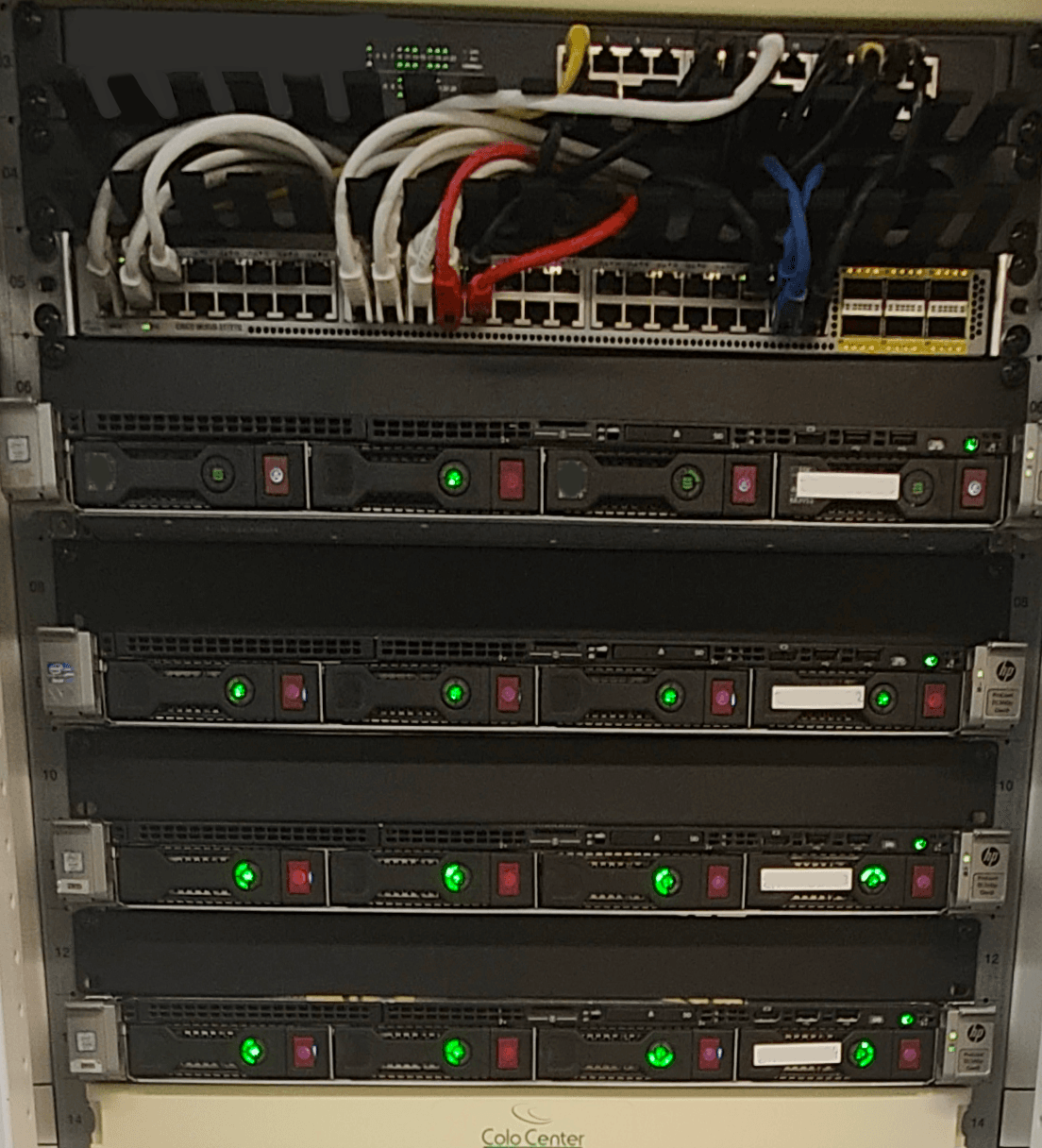Serverrack met managed switch en servers